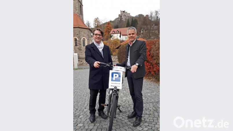 Markus Windisch vom Bayernwerk (links) übergibt an Bürgermeister Thomas Meiler ein E-Bike. Bild: nm