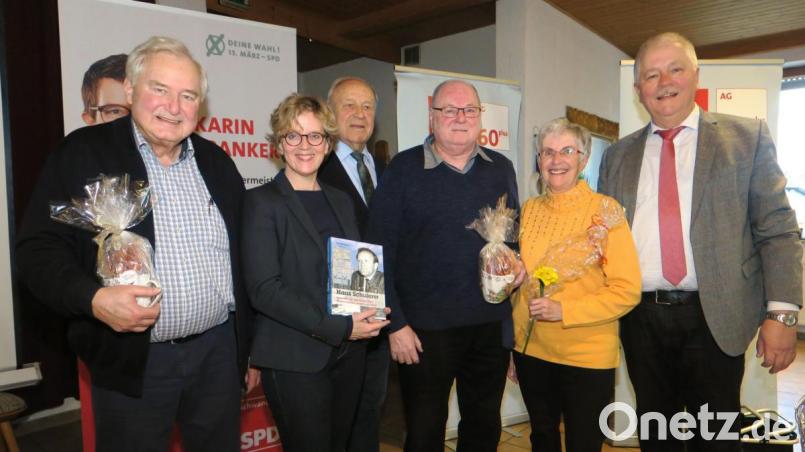 AG-Bezirksvorsitzender Reinhold Strobl (rechts) überreichte Gerhard Kulig, Natascha Kohnen, Hans Schuierer, Xaver Bräu und Ursula Kinner (von links) Geschenke. Bild: Hirsch