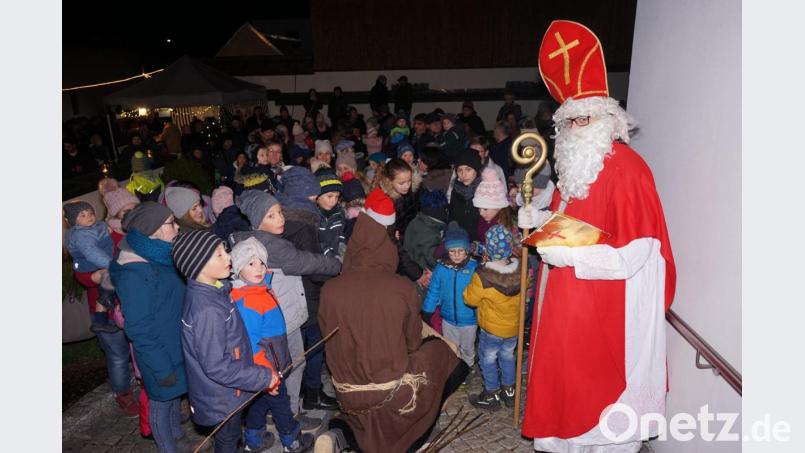 Für die Kinder hatte der Nikolaus ein kleines Geschenk dabei Bild: nib