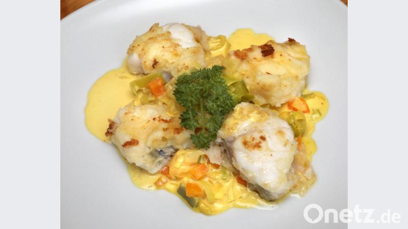 Das appetitliche Gelb der Sauce bewirkt der Safran. Dazu gibt es gebratenen Seeteufel. Bild: Wolfgang Steinbacher