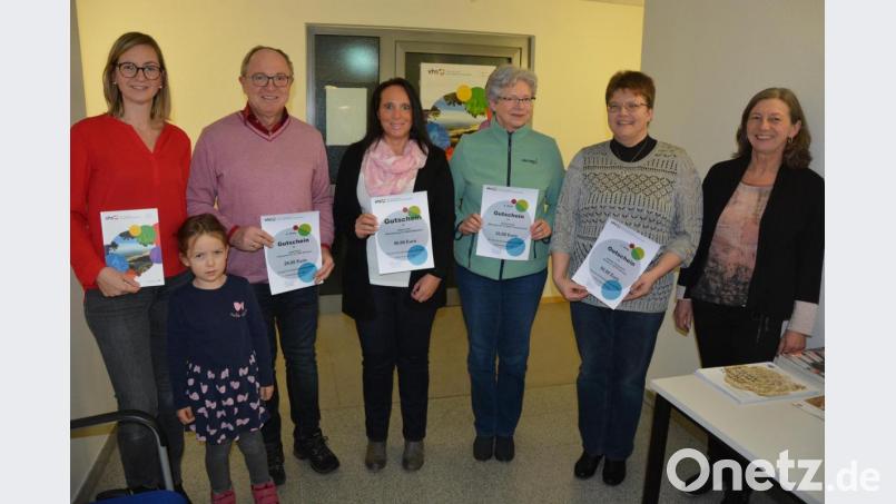 Unser Bild zeigt die glücklichen Gewinner des VHS-Preisrätsels, sie alle durften Gutscheine der Volkshochschule in Empfang nehmen. (Von links) Monika Arbter-Hubrich mit Tochter Mathilda, Josef Riedl, Sabine Ockl, Sheila Finnie, Brigitte Thalhammer und VHS-Leiterin Angelika Schraml. Bild: jr