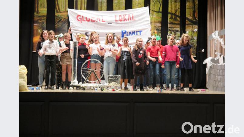 Viel Beifall bekamen die Schüler und Schülerinnen der Klasse 7f für bei der Uraufführung des Müllmärchens in der Turnhalle der Realschule. Bild: jzk