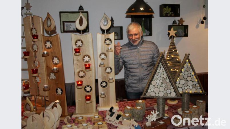 Viele Weihnachtsartikel und Leckereien gibt es an den Ständen. Bild: Schönberger, Ferdinand [fsb]