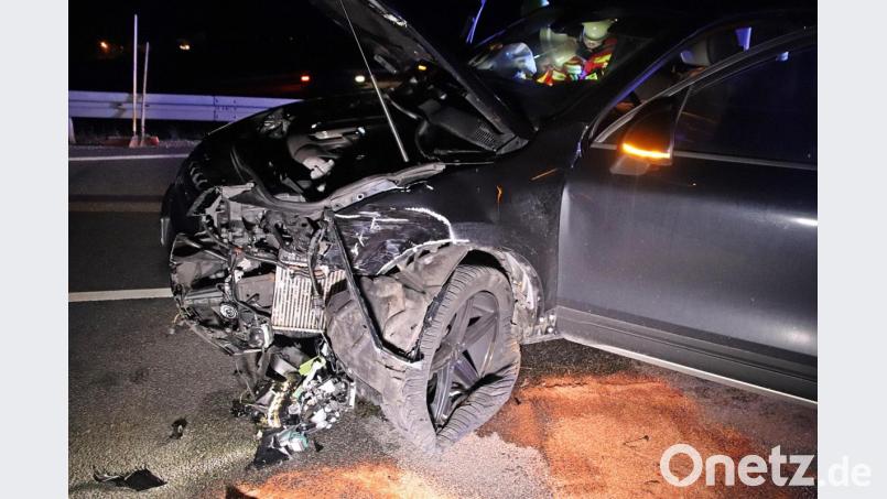 Der völlig zerstörte VW des 51-Jährigen. Der Fahrer bleibt unverletzt. Bild: jma