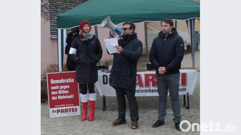 Am Sonntag ermittelte die Spaßpartei "Die Partei" in Immenreuth ihre Liste für die Kommunalwahl per Losentscheid. Bild: br