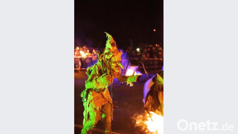 Die Gäste aus der Gegend von Neunburg vorm Wald wissen genau, mit welchen Mitteln aus Technik, Feuer, Licht und Kostümen sie dem Geschehen Unheimliches verleihen können. Bild: fjo
