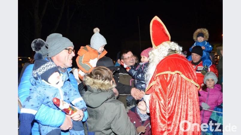 Mehr als 400 Kinder wurden an der Friedrichsburg durch Bischof Nikolaus beschenkt. Bild: dob