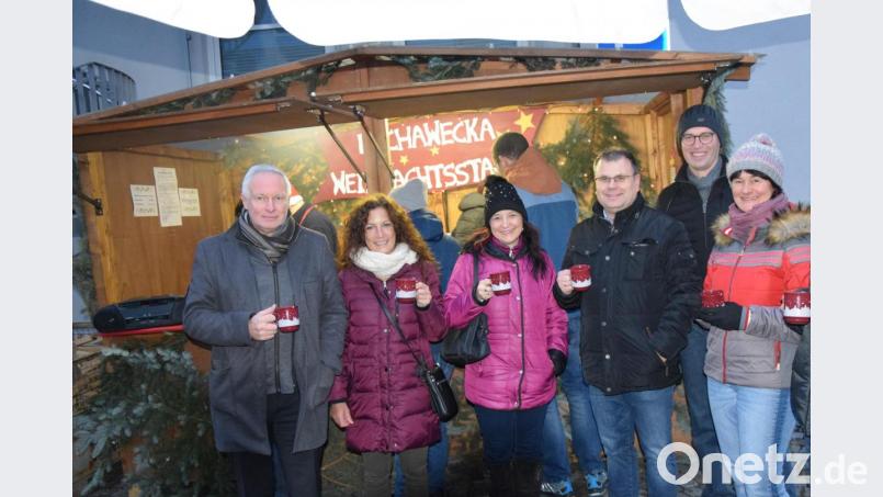 Stadtrat Stefan Seitz, Sandra Henkes vom Toursmusbüro, Stadträtin Renate Nastvogel, Bürgermeister Karlheinz Budnik sowie die Stadträte Markus Weidner und Brigtte Kreishöfner (von links) stoßen mit einer Tasse Glühwein bei der Eröffnung auf das Weihnachtsstandl an. Bild: fz