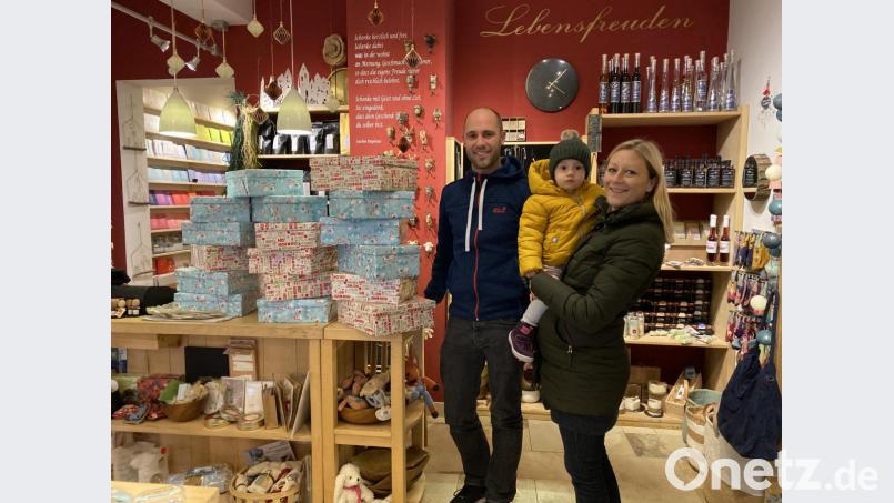 Mit gefüllten Schuhkartons unterstützt der Förderverein Haisl die gleichnamige Weihnachtsaktion für Kinder in Orsteuropa. Bild: adj