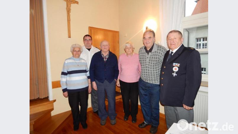 Bei der BRK-Seniorenadventsfeier wurden die ältesten Besucher geehrt. Im Bild: Anna Stich, Bereitschaftsleiter Thomas Wagner, Karl Weiß, Berta Weigl, Theodor Knierer und Ehrenbereitschaftsleiter Michael Heldwein (von links). Bild: exb