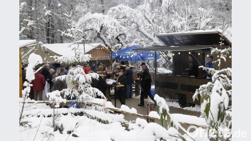 Besonders romantisch ist der forstliche Weihnachtsbasar auf dem Mariahilfberg bei Schnee: Doch der ist für das Wochenende nicht in Sicht. Auch ohne die weiße Traumkulisse ist der Weihnachtsmarkt aber einen Besuch wert. Bild: Petra Hartl