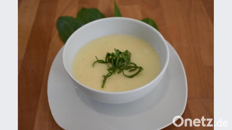 Ein Hauch geriebene Muskatnuss verfeinert die Spargelsuppe. Bild: Schiffer