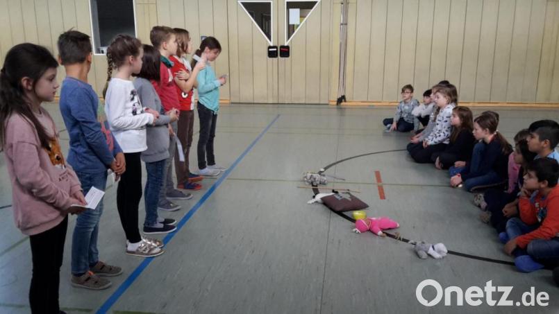 Beim Vorlesen gut aufpassen mussten die Grundschüler in Kastl, um den roten Faden zu finden. Bild: jzk