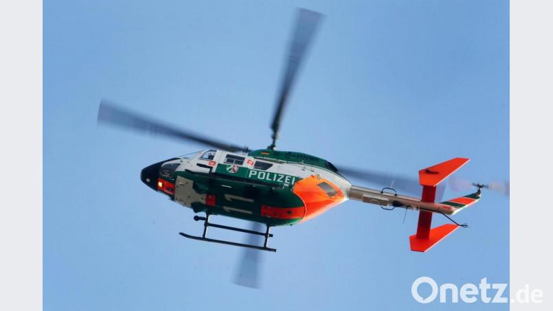 Ein Polizeihubschrauber kreist durch die Luft. Archivbild: Roland Weihrauch/dpa