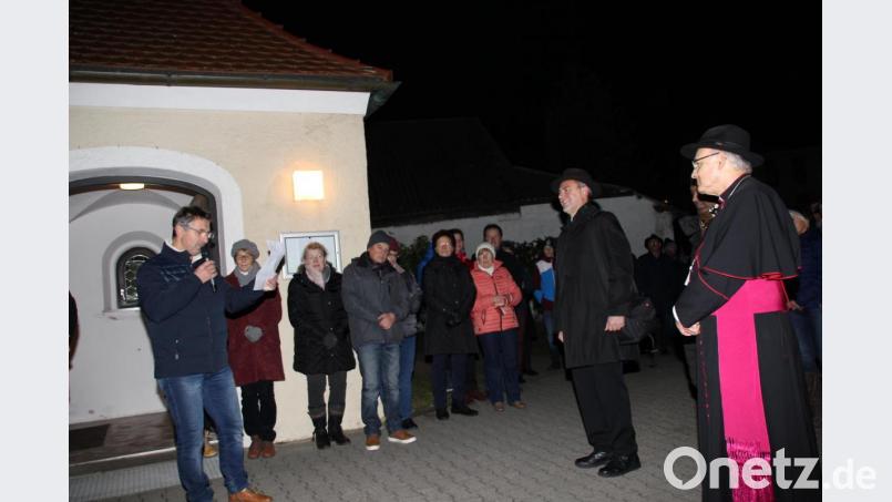 Kirchenpfleger Anton Gebert (r.) begrüßte mit Pfarrer Josef Irlbacher (Mitte) Bischof Rudolf Voderholzer (l.) vor der Pfarrkirche St. Margareta und gab einen kurzen Rückblick über die Renovierungsmaßnahmen des Kirchturms. Bild: ads