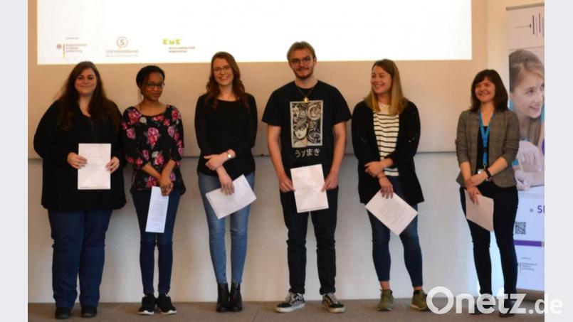 Der Kurzfilm der Fremdsprachenschüler Janina Landstorfer, Anna Thomas, Patricia Wolfrath, Christian Häckl, Katharina Luber und ihrer betreuenden Lehrerin Lisa Hegen (von links) kommt beim Bundeswettbewerb Fremdsprachen bestens an. Die Jury wählt ihn auf Platz eins. Bild: exb/Liane Müller