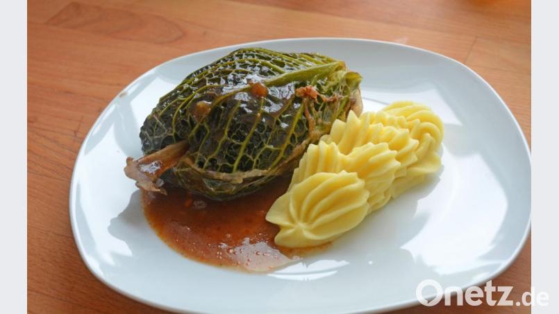 Neben dem Frischlingsfleisch versteckt sich auch noch eine Masse aus Bratwurstbrät in der Hülle aus zarten Wirsingblättern. Bild: Gabi Schönberger