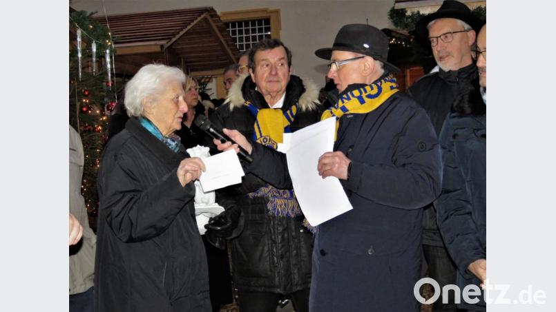 Groß war die Freude bei Geroldine Ondrusek (links), als ihr Franz Göhl und Lions-Präsident Albert Saller (von links) den Preis überreichten und sie besonders herausstellten für ihr 50-jähriges Engagement. Bild: ubb