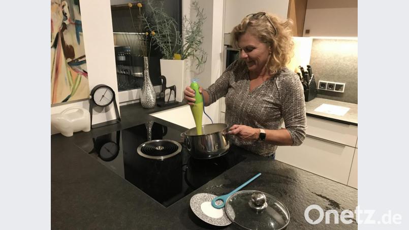 Christine Schmidt püriert ihr Maronensüppchen. Bild: eig