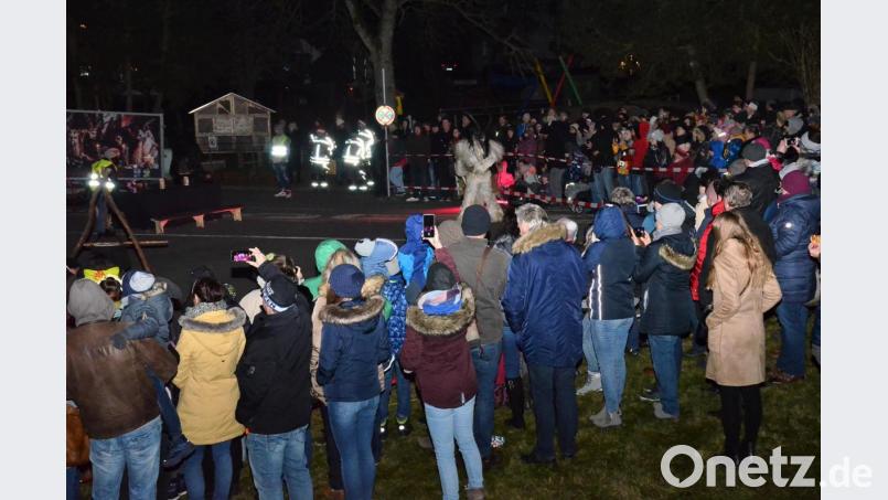 In mehreren Reihen hintereinander verfolgen Hunderte von Zuschauern das aufwändige Spektakel. Bild: fjo
