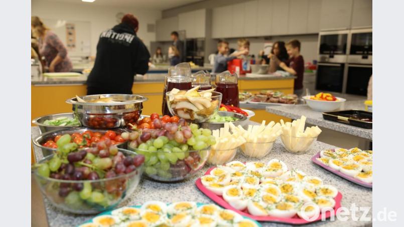 Schon die Vorbereitung des Schulfrühstücks machte den Kindern viel Spaß. Bild: njn