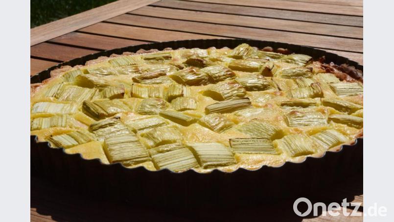 So köstlich kommt der Rhabarberkuchen mit Eierguss aus dem Ofen. Bild: Gabi Schönberger