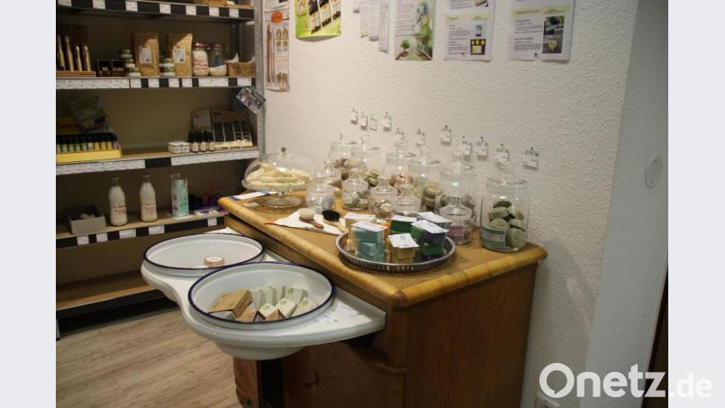 Auch Kosmetikartikel gibt es plastikfrei. Zum Beispiel in Form von festen Shampoos und Zahnputztabletten. Bild: kmo