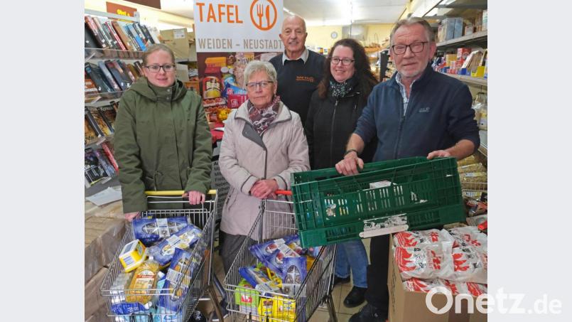 Andrea Egner (Zweite von rechts) ist stolz auf die Flossenbürger: Sie öffneten für die Hilfsaktion zugunsten der Tafel ihre Geldbeutel. Bild: nm