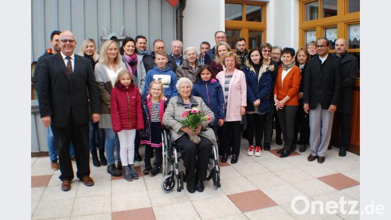 Viele Glückwünsche erhielt Hedwig Sporrer (vorne, Mitte) zum 90. Geburtstag . Neben ihren Kindern, Enkeln und Urenkeln sowie Verwandten gratulierten auch Bürgermeister Klaus Meyer (links), Pfarrer George Parankimalil (vorne rechts), Edeltraud Köstler für die Pfarrei (daneben), Seniorenbeauftragte Beate Ott sowie vom Frauenbund Heidi Frank und Lydia Lippert. Bild: enz