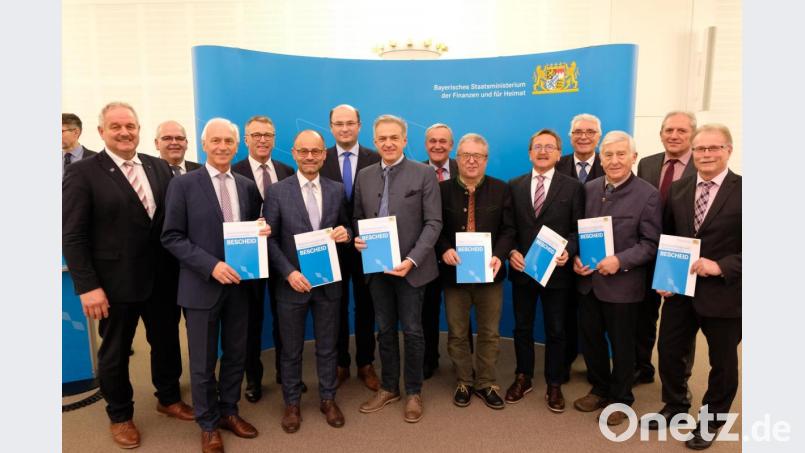 Bild zeigt Minister Füracker mit Herrn Stv. LR Dr. Scheidler und den Bürgermeistern aus dem Landkreis Tirschenreuth. Bild: STMFH Nürnberg/exb