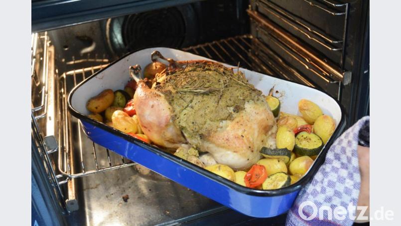 Aus der Provence kommt das Rezept für das Gockerl mit Gemüse, Kartoffeln und Olivenpaste. Bild: Gabi Schönberger