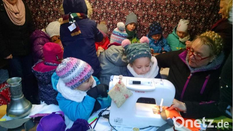 Schlange stehen die Kinder an der Bastelstube, die Vronita Grünauer eingerichtet hat. Bild: kwl