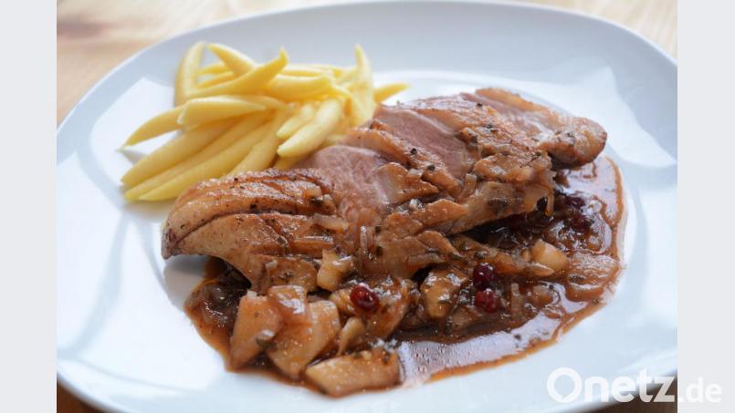 Die Entenbrust sollte innen noch rosa sein. Dazu empfiehlt Michael Schiffer Kartoffelkroketten oder Schupfnudeln (Bild). Bild: Gabi Schönberger