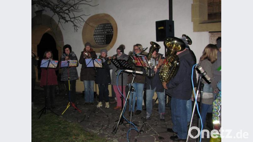 Der evangelische Posaunenchor eröffnet mit "Macht hoch die Tür" das stimmungsvolle Adventsansingen. Bild: sei
