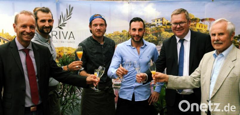 Auf eine erfolgreiche Zukunft mit der TV-Gaststätte stoßen (von links) der TV-Vorsitzende Thomas Bärthlein, Leardo und Atreo Lentini, Fabio Fusi Oberbürgermeister Michael Cerny und Norbert Fischer an. Bild: gfr