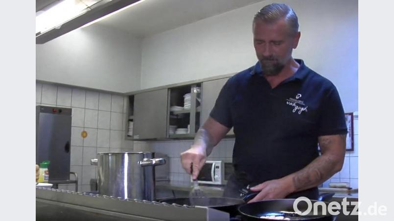 Harald Bauer ist einer der renommierten Köche in der Stadt Schwandorf. Mit seinem Restaurant "Van Gogh" zieht er im Spätsommer um nach Steinberg am See. Das Bild entstammt einem Fernsehbeitrag vom Oktober 2018. Screenshot: td