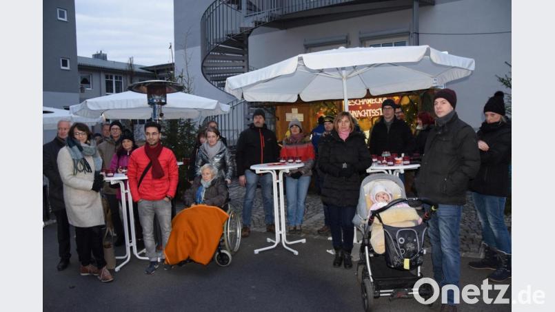 Bereits bei der Eröffnung treffen sich die Bürger am Weihnachtsstandl. Bild: fz