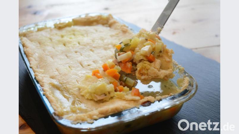 500 Gramm gegarten Schweinebraten braucht man für die Fleisch-Gemüse-Pastete. Bild:  Gabi Schönberger