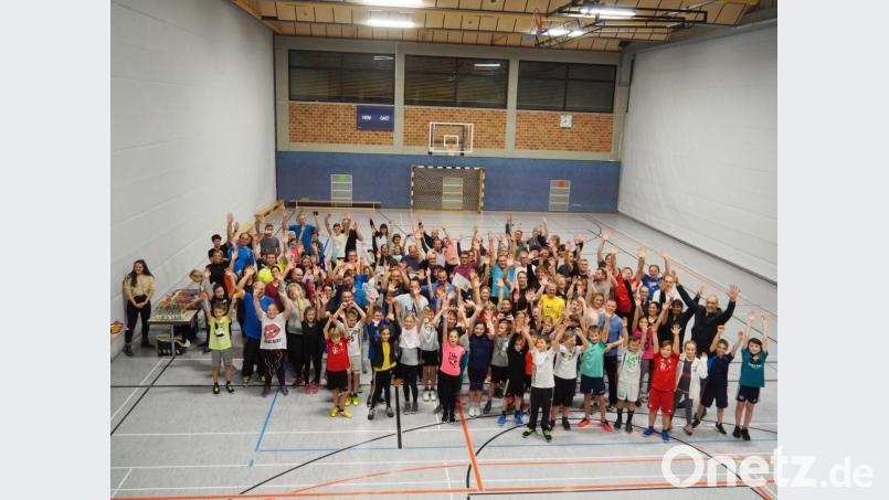 Bewegung ist gesund und macht Spaß, deshalb nehmen rund 130 Eltern und Kinder am Sportelternabend des Eschenbacher Gymnasiums teil. Bild: exb