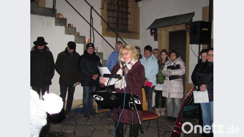 Zur Adventszeit gehören neben Musik und Gesang auch Geschichten: Rosi Seiser liest beim Adventsansingen die Geschichte von der kleinen Waldmaus vor. Bild: sei