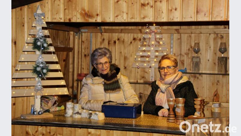 Viele Weihnachtsartikel und Leckereien gibt es an den Ständen. Bild: Schönberger, Ferdinand [fsb]