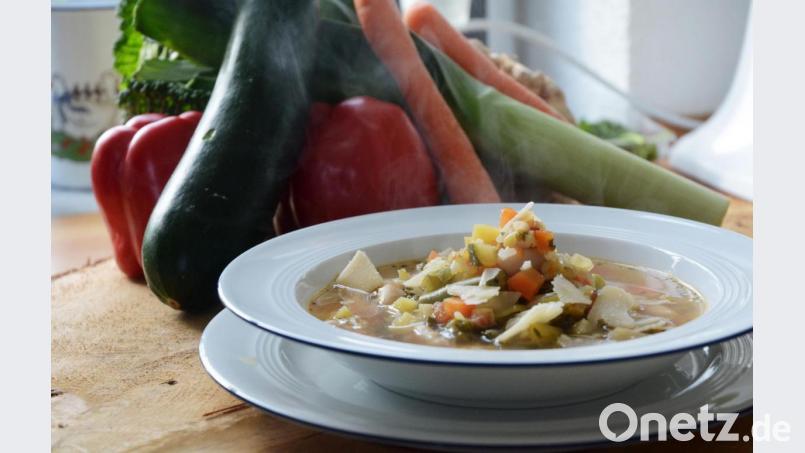 Eine bunte Gemüsemischung wird für die Minestrone gebraucht. Serviert wird die Suppe mit viel Parmesan. Bild: Gabi Schönberger
