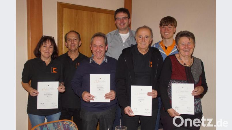 Geehrt wurden Marianne Hanamann, Josef Herrmann, Erwin Hunger und Erika Hammerer. Unser Bild zeigt sie mit Präses Pfarrer Wolfgang Dietz (Mitte), Gemeindeassistent Christian Glaser (Zweiter von rechts) und Vorsitzenden Hans Herrmann (Zweiter von links) Bild: mmj
