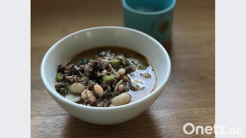 Nichts wärmt so schön von innen wie ein Eintopf oder eine dicke Suppe. Bild: Gabi Eichl