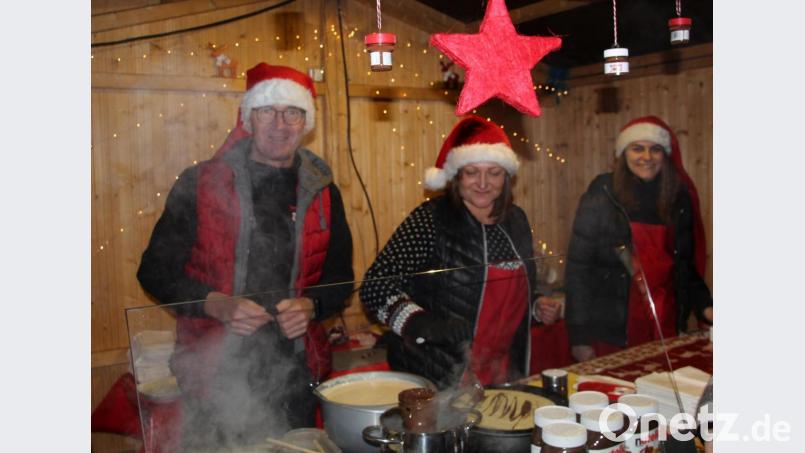 Viele Weihnachtsartikel und Leckereien gibt es an den Ständen. Bild: Schönberger, Ferdinand [fsb]