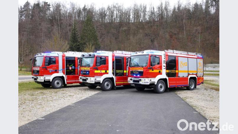 Die Feuerwehren Schnaittenbach, Freudenberg-Wutschdorf und Hahnbach haben neue Löschfahrzeugs (LF20 KatS) bekommen. Für einen offiziellen Fototermin standen diese am Sonntag erstmals nebeneinander. Bild: egl