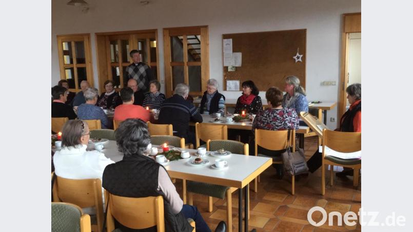 Anni Hösl stimmte die Lieder mit ihrer Veeh-Harfe an. Claudia Rupprecht (von rechts) und Maria Winter lasen Weihnachtsgeschichten vor und Pfarrer Adam Nieciecki bediente die Senioren mit (stehend). Bild: sl