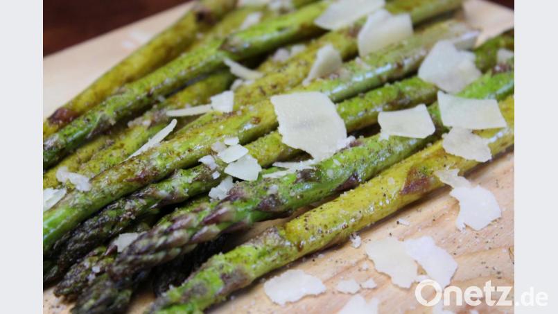 Der gegrillte, grüne Spargel kann noch warm mit Parmesan serviert werden. Aber auch abgekühlt wird er als Salat zum Genuss. Bild: Matthias Würfel