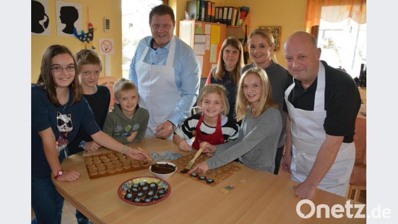 Gemeinsam standen CSU-Ortsvorsitzender Stefan Grillmeier (Mitte) und Hubertus Krämer (rechts) mit ihren Familien nebst Kindern hinterm Backofen, um leckere Lebkuchen zu backen, die am Samstag beim Mitterteicher Weihnachtsmarkt kostenlos verteilt werden, solange der Vorrat reicht. Bild: jr