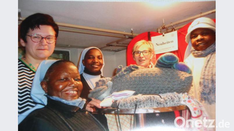Die neuen Frauenbund-Vorsitzenden Christa Stock (Zweite von rechts) und Barbara Schmid (links) überreichten warme Winterkleidung an die Klosterschwestern aus Uganda. Bild: kro